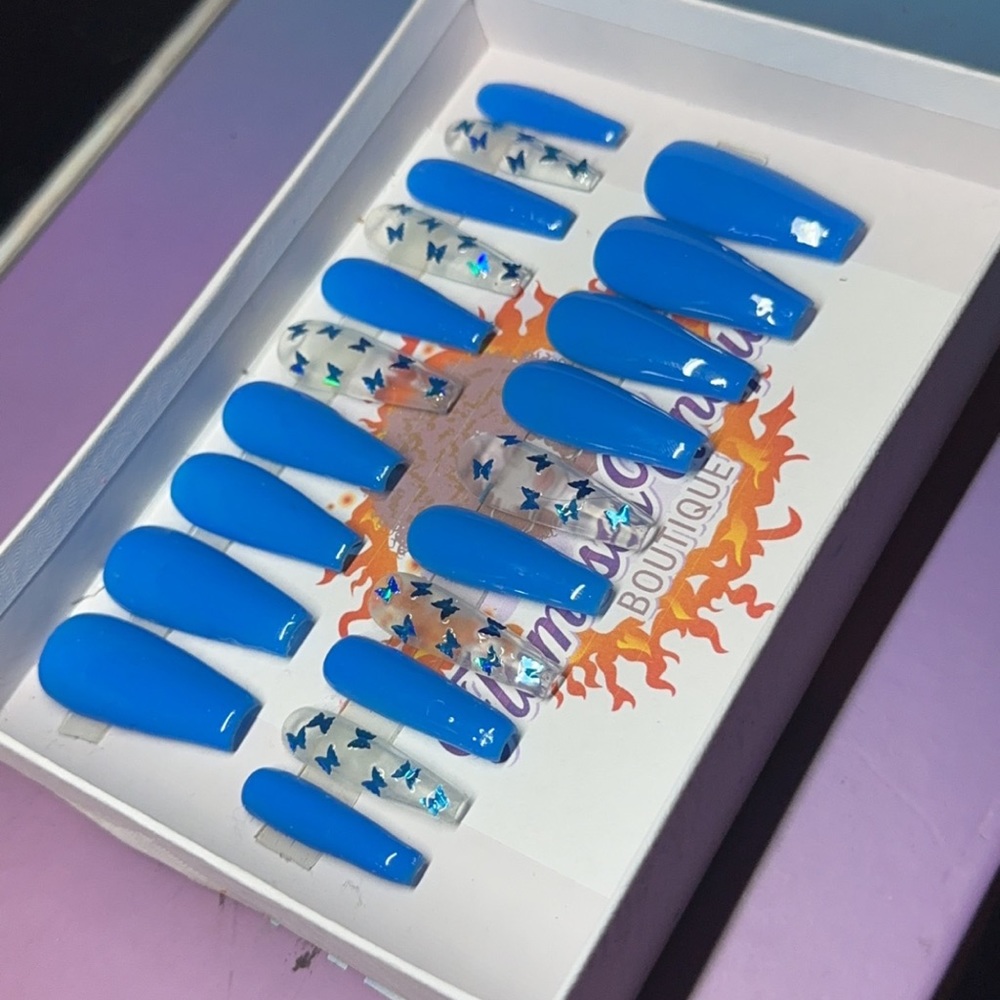 -20 piece pressonnails
-Gel polish 
-Acrylic Nails 
-Last 2-3 weeks 
-Reusable